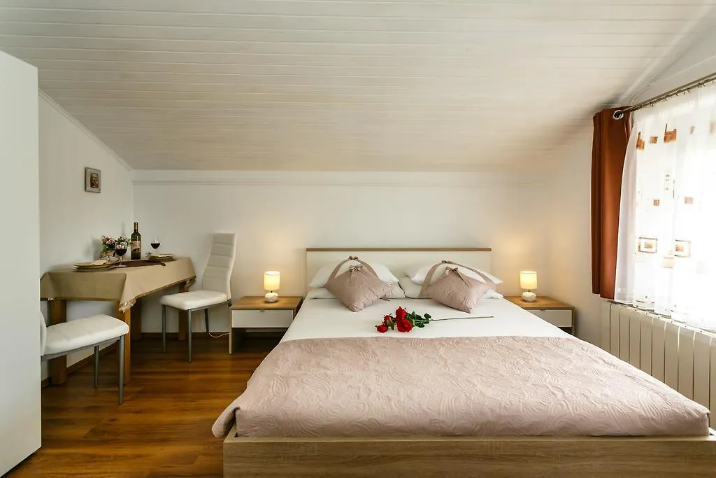 Apartmani Cvelic 말린스카 3*,